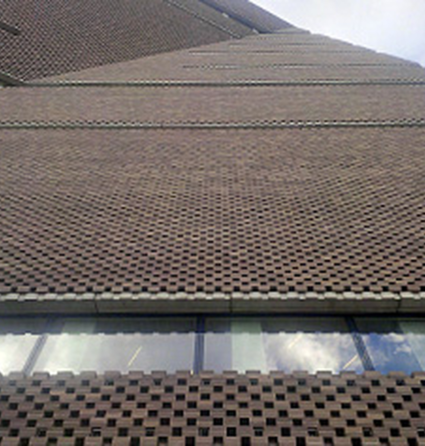 Pyramide oder doch eher Bunker?