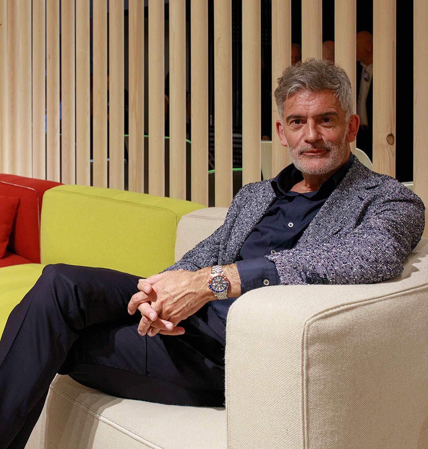 A sofa as passe-partout