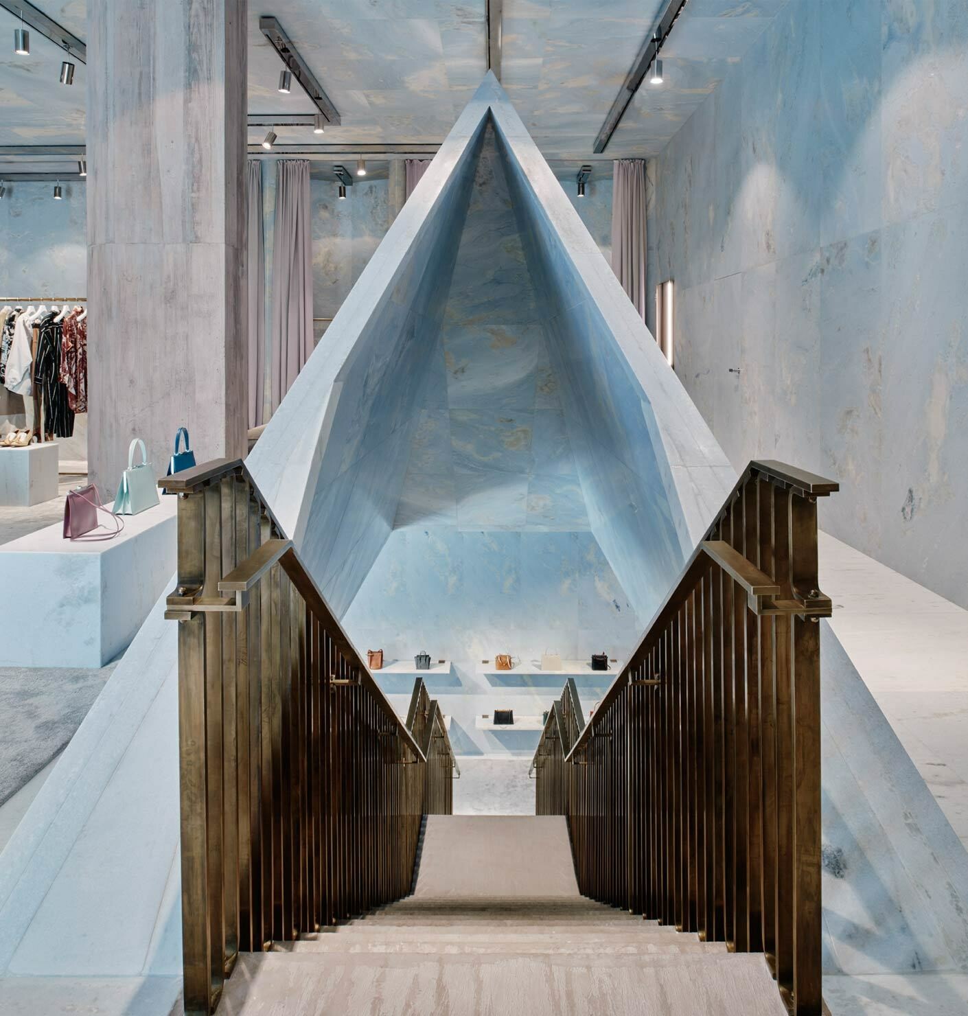 Monumental und schwerelos