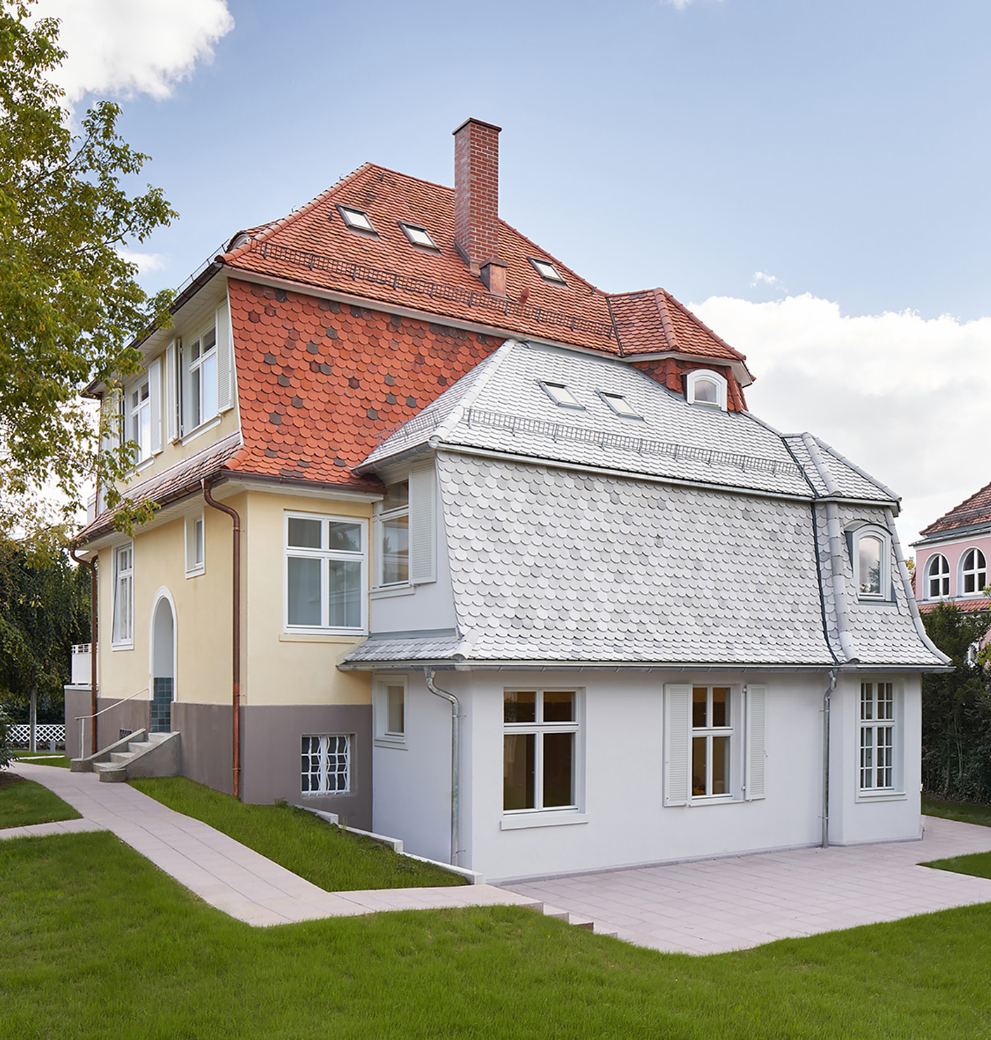 Between Art and Architecture