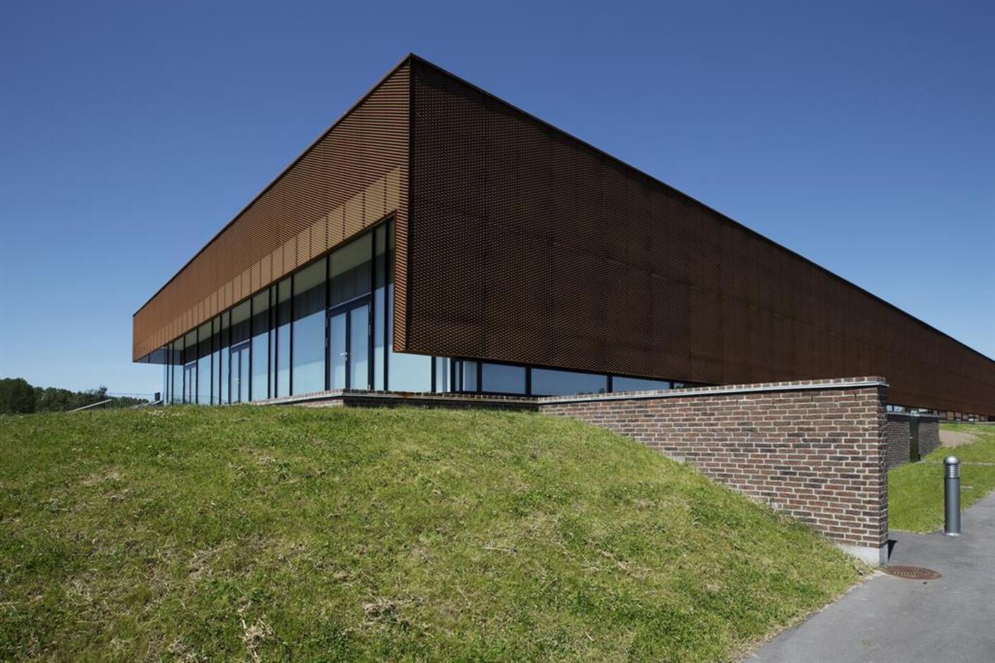 Funktionelle Fassade und Sonnenschutz aus Corten, Sporthalle in Ringsted Campus