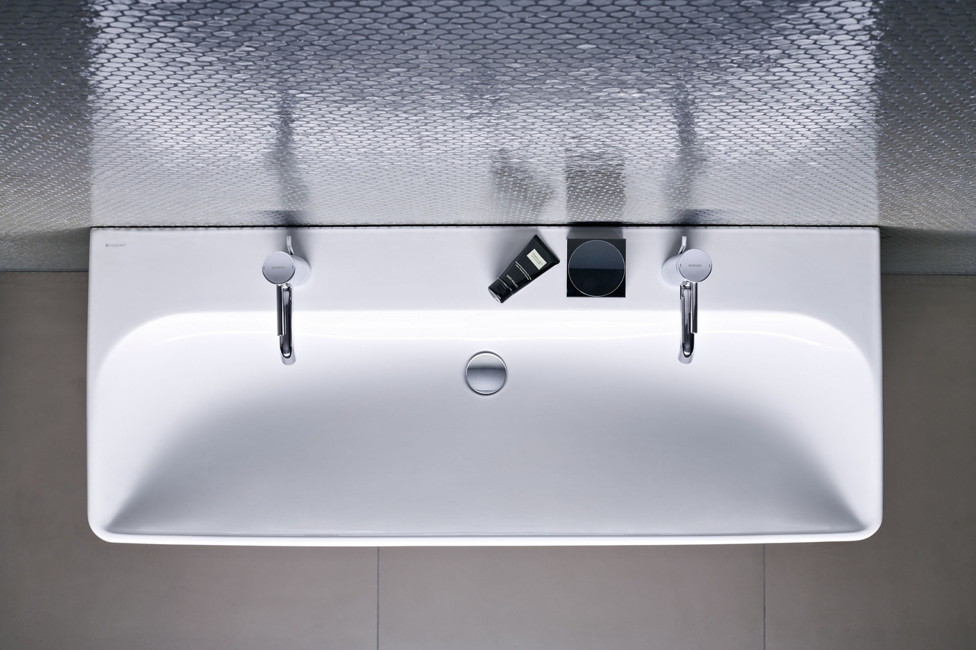 Smyle hand basin and washbasin