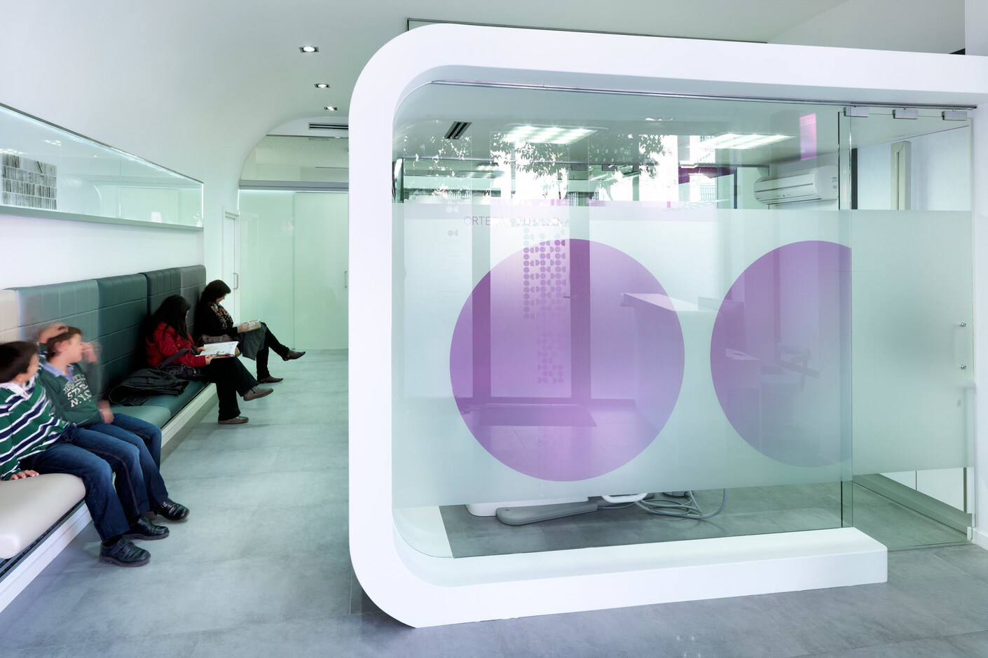 Zahnarztklinik Ortega & Cubillo 4102. Extreme Light