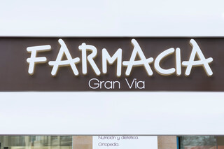 Apotheke Gran Via 4102. Extreme Light, 1100 Snow White, 1508 Dark Brown  von  KRION