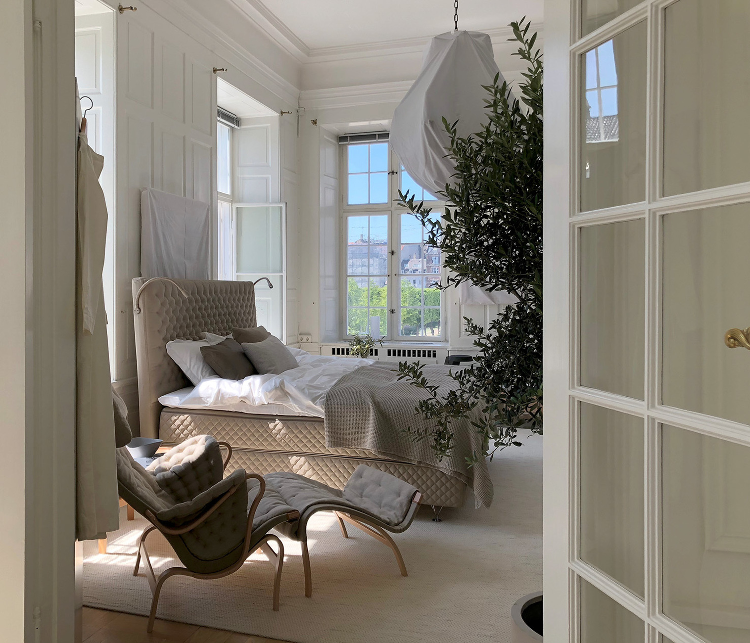 Interior designer Lotta Agaton transformed the rooms of the Swedish embassy into the 3DaysofDesign into a summer house room with beds by DUX.