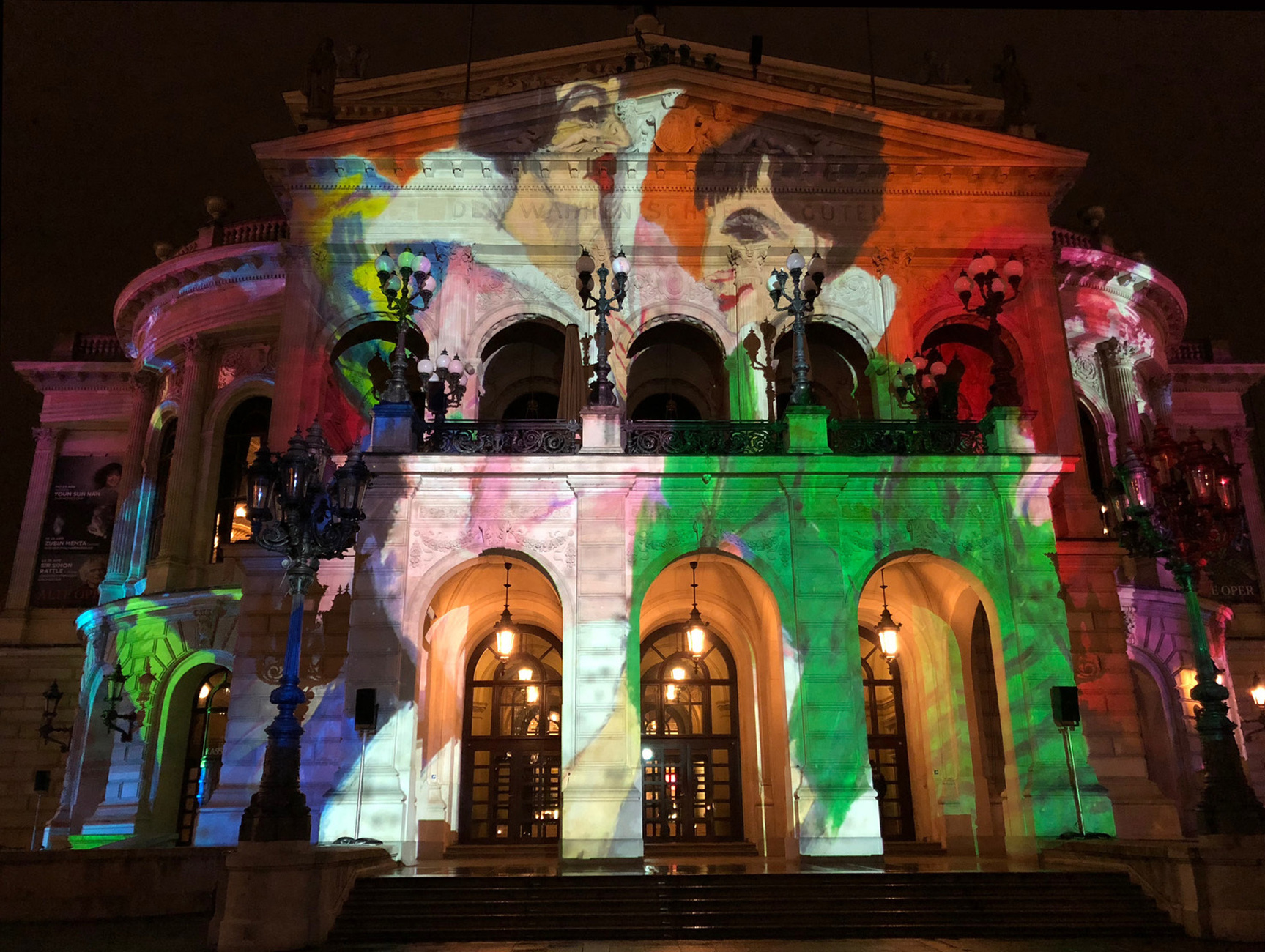 Beleuchtet werden hierbei die wichtigsten Phasen der Historie des Gebäudes von der Einweihung im Jahre 1880 über die Zerstörung bis zum Wiederaufbau.