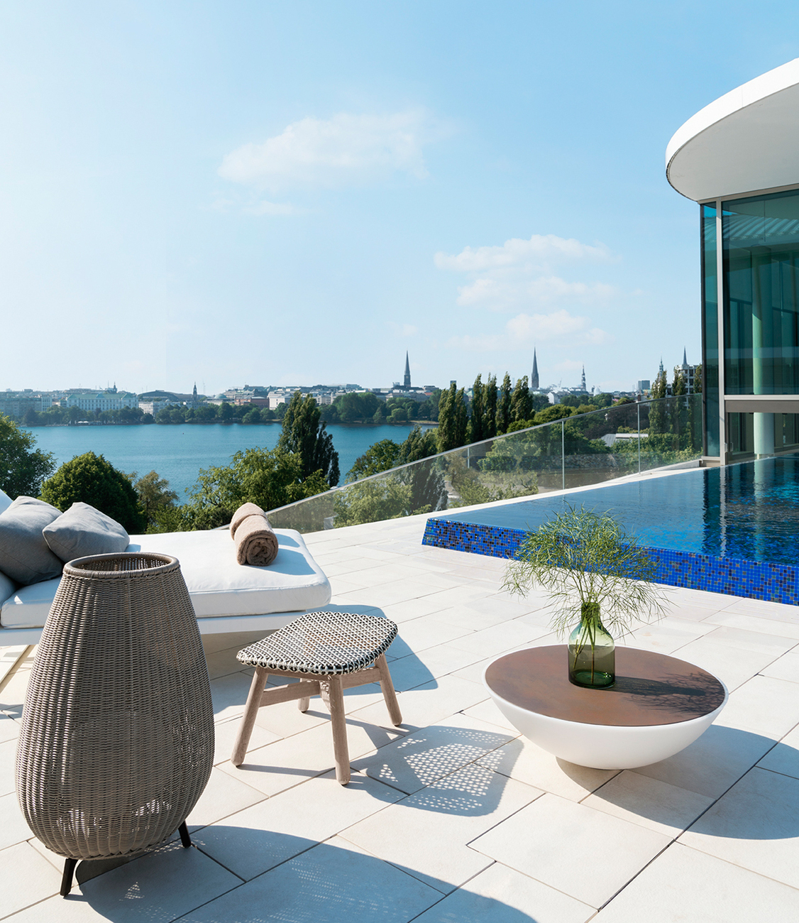 Fontenay-Spa mit "Mbrace"-Hockern von Dedon